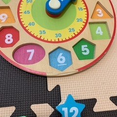 木製の時計&英語のおもちゃの画像
