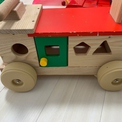木製の四輪車の画像