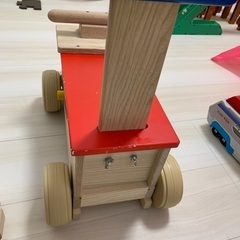 木製の四輪車の画像