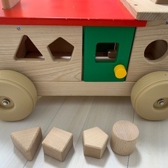 木製の四輪車の画像