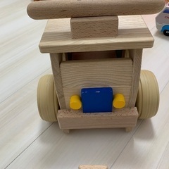 木製の四輪車の画像