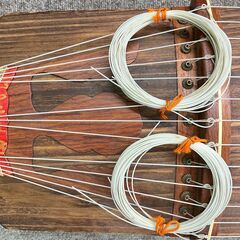 ij2505A 琴 伝統楽器 和楽器 弦楽器 お琴 13弦 約180cm 琴の本 付属品付きの画像