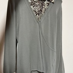 LA BOUTIQUE グレー Vネック長袖シャツ Mの画像