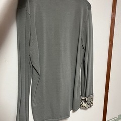 LA BOUTIQUE グレー Vネック長袖シャツ Mの画像