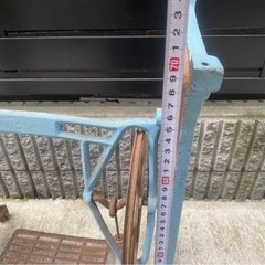 足踏みミシンの脚のみの画像