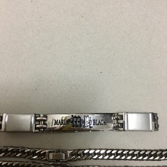 アクセサリーとブレスレットの画像