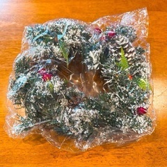 クリスマスリース 雪の装飾 松ぼっくり 30cm直径の画像