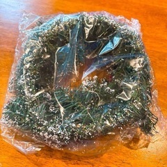 クリスマスリース 雪の装飾 松ぼっくり 30cm直径の画像