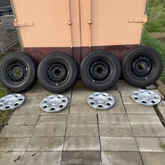 ハイエース200系　LT夏タイヤ　純正ホイールキャップ付き
　 