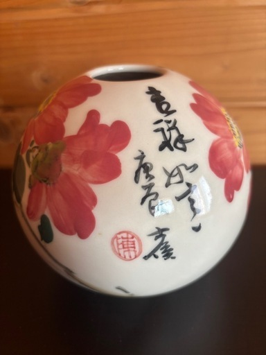 陶器の花瓶 鳥と花のデザイン 鳥と花のモチーフが特徴的な中国風磁器の花瓶。青と白。高さ 30