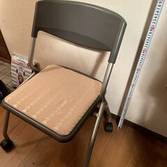 【無料でお譲りします】【引き渡し日限定】キャスター付き　折りたたみ椅子 2脚 _18C