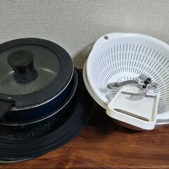 鍋やいろいろな調理道具を売っています