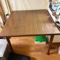 ダイニングテーブルと椅子２個