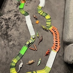 恐竜と車のおもちゃ