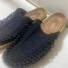 KEENのブラッククロッグサンダル25