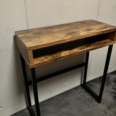 アンティークなコンソールテーブルの画像