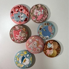 【サンリオ刺繍缶バッジつきビスケット】の缶バッジ7点セット