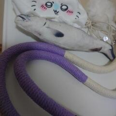 猫用品 おもちゃ 小物セット 歯研ぎ用紐 ダイソーおもちゃ魚 ガチャガチャちいかわ被り物 鈴付きボンボン紐の画像