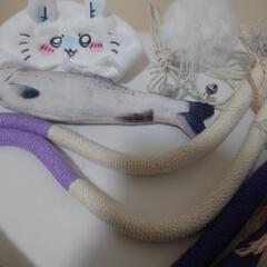 猫用品 おもちゃ 小物セット 歯研ぎ用紐 ダイソーおもちゃ魚 ガチャガチャちいかわ被り物 鈴付きボンボン紐の画像