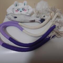 猫用品 おもちゃ 小物セット 歯研ぎ用紐 ダイソーおもちゃ魚 ガチャガチャちいかわ被り物 鈴付きボンボン紐の画像