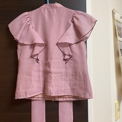 【トランテアンソンデモード】フリル付きピンク半袖ブラウスの画像