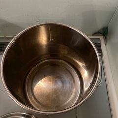 丸型キッチンポット  ステンレスキッチンポット  蓋付き　 目盛付き   持ち手付き ７L〜８L（２）の画像