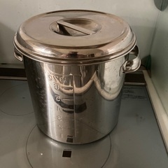 丸型キッチンポット  ステンレスキッチンポット  蓋付き　 目盛付き   持ち手付き ７L〜８L（２）の画像