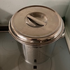 丸型キッチンポット  ステンレスキッチンポット  蓋付き　 目盛付き   持ち手付き ７L〜８L（２）の画像