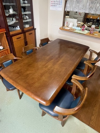 家具店のダイニングテーブル