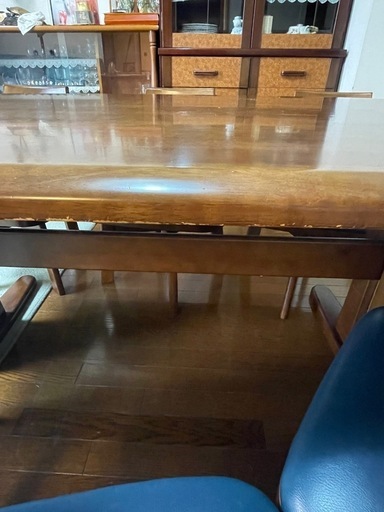 家具店のダイニングテーブル
