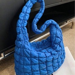 青いキルティングショルダーバッグ