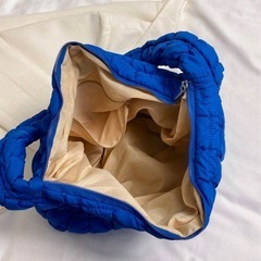 青いキルティングショルダーバッグの画像