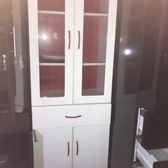 食器棚（白色 1台、茶色 1台）の画像