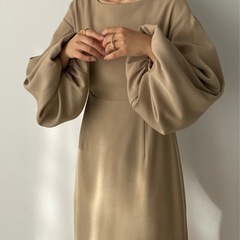 【定価¥6700タグ付き】パフスリーブIラインワンピース  Mサイズ ベージュ/Louere（ルエレ）の画像