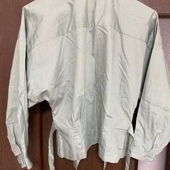 薄い緑色のジャケットの画像