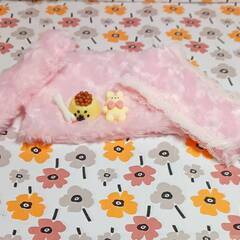 フカフカピンクの布団で寝ている可愛いワンちゃん　　羊毛の画像