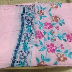 スカーフ　ピンクに花刺繍模様　中古ジャンク品