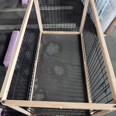 木製フレームと金属ワイヤーの犬用ケージ 、