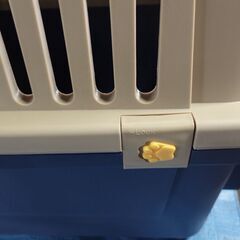 値下げ　ペット用ケージ　ホワイト＆ブルー中型の画像