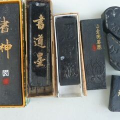 硯７個、墨８個、墨汁２個の画像