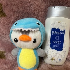 恐竜の着ぐるみを着たペンギンの画像
