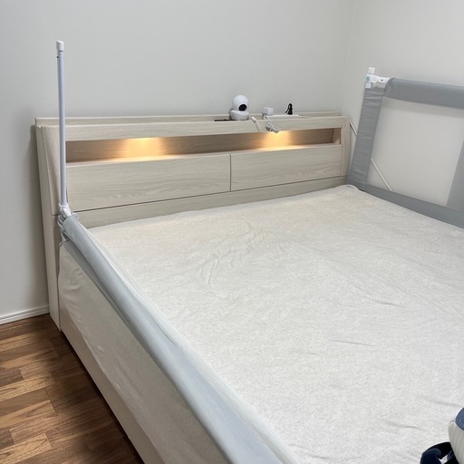 【受け取り予定あり】クイーンベッド　ベッドフレーム　ベッドボード