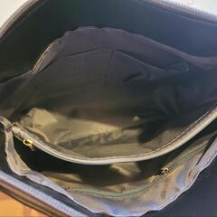 合成皮革製のグレーのバッグ　4点セットの画像