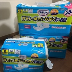 Ｍサイズ 大人用紙おむつ アテント 消臭効果付きテープ式M背モレ...