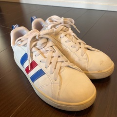 adidas スニーカーの画像