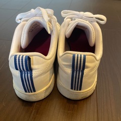 adidas スニーカーの画像