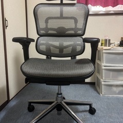 高さ127cmのオフィスチェアになります、