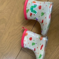 はらぺこあおむしレインブーツの画像