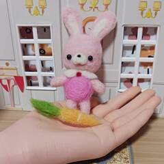 羊毛フェルちいさなうさぎちゃん布団・ニンジン付き　固め作りの画像