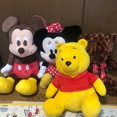大きいくまとディズニーのぬいぐるみの画像